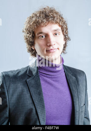 Ritratto di un giovane ragazzo con capelli ricci Foto Stock