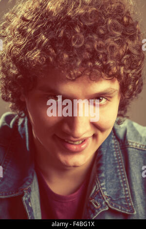 Sorridente curly-uomo dai capelli closeup Foto Stock