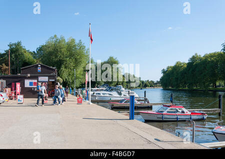 Il fiume Tamigi waterfront marina (Kriss Crociere), Southlea Road, Datchet, Berkshire, Inghilterra, Regno Unito Foto Stock