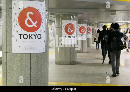 Tokyo, Giappone. Xvi oct, 2015. Pendolari a piedi passato un ''& TOKYO'' poster esposto in Tochomae stazione della metropolitana il 16 ottobre 2015, Tokyo, Giappone. Governo Metropolitano di Tokyo ha lanciato un nuovo logo come parte del marchio di Tokyo una campagna promozionale con lo scopo di rendere la città la principale destinazione turistica del mondo davanti a Tokyo Giochi olimpici e paraolimpici del 2020. Credito: Rodrigo Reyes Marin/AFLO/Alamy Live News Foto Stock