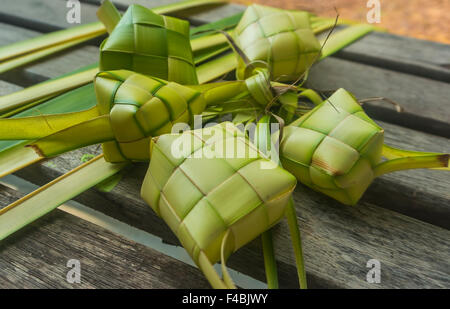 Orditura ketupat da foglie di noce di cocco per celebrare il malese tradizionale festa Foto Stock