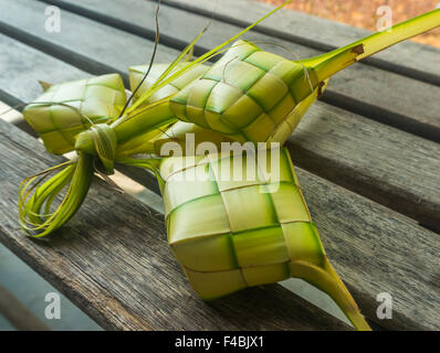 Orditura ketupat da foglie di noce di cocco per celebrare il malese tradizionale festa Foto Stock