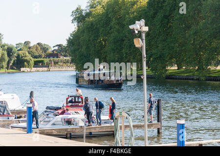 Il fiume Tamigi waterfront marina (Kriss Crociere), Southlea Road, Datchet, Berkshire, Inghilterra, Regno Unito Foto Stock