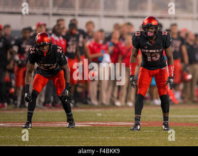 Las Vegas, NV, Stati Uniti d'America. 10 ottobre, 2015. UNLV defensive back (13) Tim ottiene Hough impostata sulla difensiva durante il San Jose Spartans vs UNLV ribelli gioco di calcio. San Jose stato sconfitto UNLV 33-27 in lavoro straordinario il Sabato, Ottobre 10, 2015 a Sam Boyd Stadium di Las Vegas, Nevada. (Obbligatorio Credito: Juan Lainez/MarinMedia.org/Cal Sport Media) (completare il fotografo e il credito richiesto) © csm/Alamy Live News Foto Stock