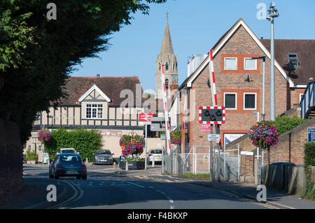 Incrocio ferroviario a Datchet stazione ferroviaria, High Street, Datchet, Berkshire, Inghilterra, Regno Unito Foto Stock