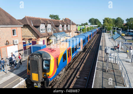 A sud-ovest treno a Datchet stazione ferroviaria, High Street, Datchet, Berkshire, Inghilterra, Regno Unito Foto Stock