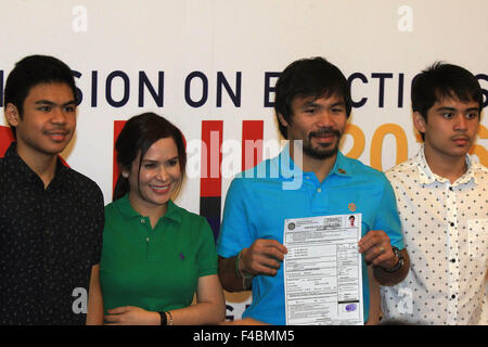 Manila, Filippine. Xvi oct, 2015. Pugile filippino Manny Pacquiao(2 R) pone con sua moglie Jinkee (2 L) e i bambini presso la Commissione sulle elezioni edificio a Manila nelle Filippine, 16 ottobre 2015. Filippine' elezione stagione calci fuori ottobre 12 e Pacquiao è uno dei più popolari senatoriale candidati. Credito: Rouelle Umali/Xinhua/Alamy Live News Foto Stock