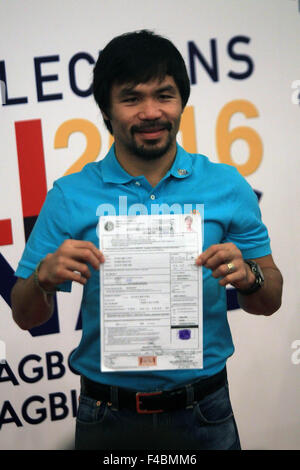 Manila, Filippine. Xvi oct, 2015. Pugile filippino Manny Pacquiao mostra il suo certificato di candidatura per il senatore alla Commissione sulle elezioni edificio a Manila nelle Filippine, 16 ottobre 2015. Filippine' elezione stagione calci fuori ottobre 12 e Pacquiao è uno dei più popolari senatoriale candidati. Credito: Rouelle Umali/Xinhua/Alamy Live News Foto Stock