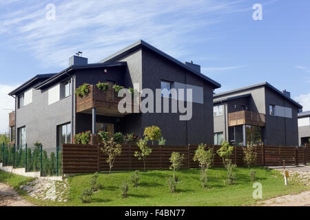 Frammento di no nome moderno villaggio europeo dalla produzione di massa cottage standard. Soleggiata giornata autunnale Foto Stock