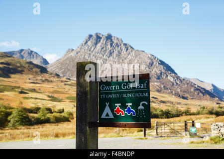 Cartello stradale all'entrata Gwern Gof campeggio di Isaf e bunkhouse sotto il monte Tryfan nel Parco Nazionale di Snowdonia (Eryri). Valle Ogwen Wales UK Gran Bretagna Foto Stock