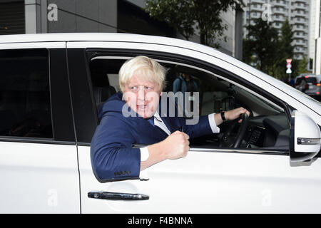 Boris Jhonson, Londra del sindaco in visita a Mitsubishi Motors Boris Johnson, sindaco di Londra rigidi " MITSUBISHI OUTLANDER PHEV' a Tokyo Giappone il 15 Ott 2015 © Motoo Naka/AFLO/Alamy Live News Foto Stock