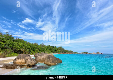 Lo splendido paesaggio di cielo blu mare di sabbia bianca e onde sulla spiaggia vicino le rocce durante l estate a Koh Miang isola di Ko Similan Foto Stock