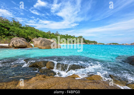 Lo splendido paesaggio di cielo blu mare e bianco onde sulla spiaggia vicino le rocce durante l estate a Koh Miang isola in Mu Ko Similan Foto Stock