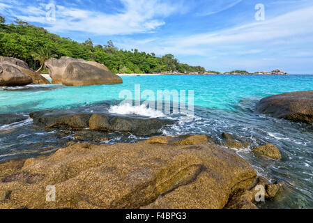 Lo splendido paesaggio di cielo blu mare e bianco onde sulla spiaggia vicino le rocce durante l estate a Koh Miang isola in Mu Ko Similan Foto Stock