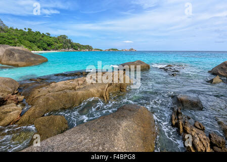 Lo splendido paesaggio di cielo blu mare e bianco onde sulla spiaggia vicino le rocce durante l estate a Koh Miang isola in Mu Ko Similan Foto Stock