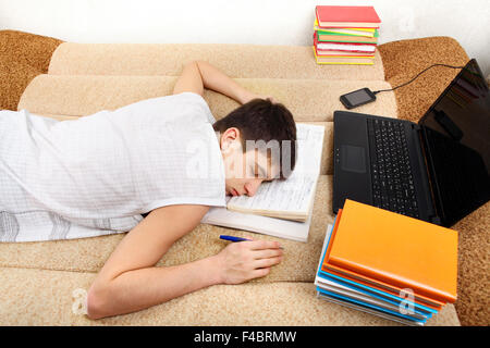 Adolescente dorme dopo l'apprendimento Foto Stock