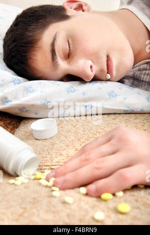 Adolescente dorme vicino le pillole Foto Stock