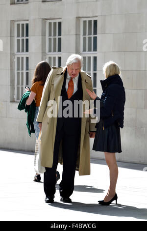 John Simpson CBE, gli affari del mondo Editor di BBC News, al di fuori del nuovo Broadcasting House, Londra Foto Stock