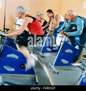 20-24 anni 30-34 anni di attività solo adulti atleta bodybuilding bicicletta colore ciclo immagine esercizio cinque persone palestra health Foto Stock