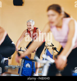 20-24 anni 70-74 anni 75-79 anni di attività solo per adulti bodybuilding atleta di colore del ciclo di immagine donna anziana esercizio palestra Foto Stock