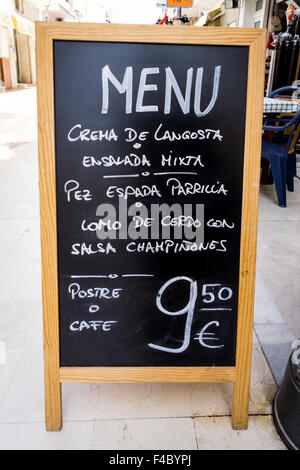 Una scheda del menu in lingua spagnola per un ristorante a Torremolinos, Andalusia, mostrando pasto di 3 portate al costo di € 9.50 Foto Stock