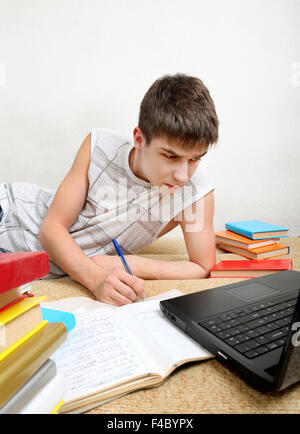 Adolescente la preparazione per l'esame Foto Stock