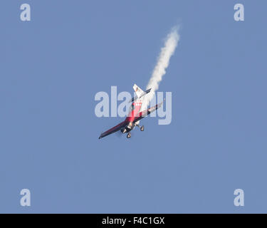 Extra 330SC G-IIHI dando un display acrobazia al vecchio operaio in ottobre 2015 Foto Stock