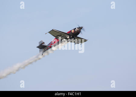 Extra 330SC G-IIHI dando un display acrobazia al vecchio operaio in ottobre 2015 Foto Stock