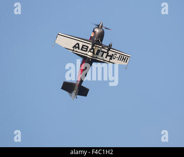 Extra 330SC G-IIHI dando un display acrobazia al vecchio operaio in ottobre 2015 Foto Stock