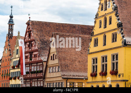 Facciate dipinte delle case medioevali, Dinkelsbuhl, Strada Romantica, Baviera, Germania Foto Stock