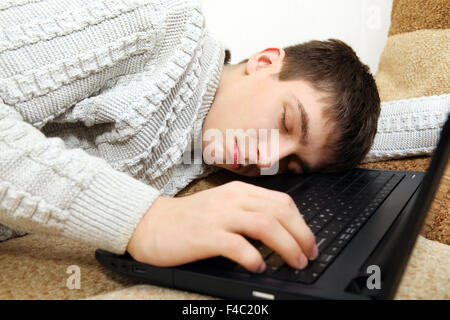 Adolescente dorme sul computer portatile Foto Stock