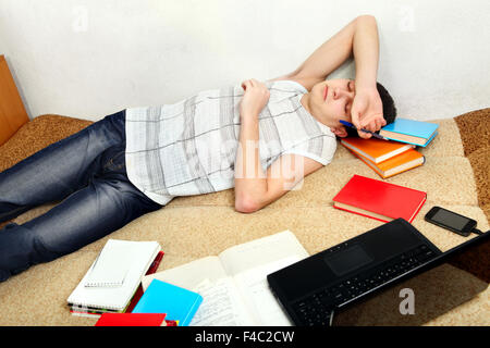 Adolescente dorme dopo l'apprendimento Foto Stock