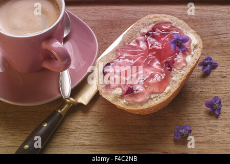 Pane con gelatina di violetta Foto Stock