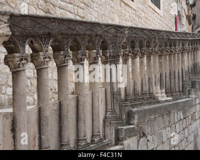 Dettaglio Architctural dalla città vecchia di Dubrovnik Croazia ( Stari Grad) , scolpiti vecchio bannister che conduce su per le scale per una chiesa Foto Stock