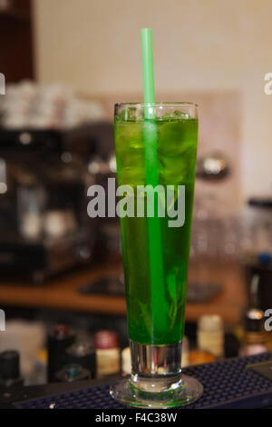 Bicchieri di bevande alcoliche in bar. cocktail Foto Stock