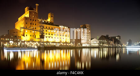 Duisburg porto interno di notte, Germania Foto Stock