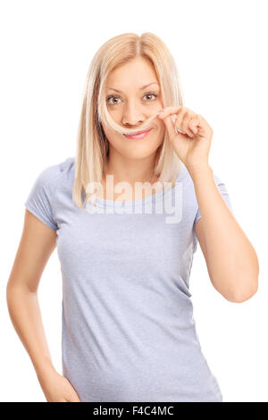 Colpo verticale di una bella donna bionda tenendo una ciocca di capelli sotto il suo naso e guardando la telecamera isolata su sfondo bianco Foto Stock