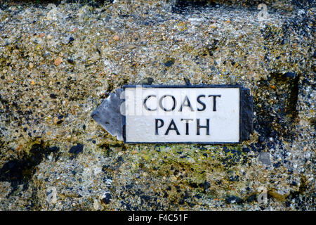 Sentiero costiero segno sulla costa sud ovest percorso, penisola di Lizard, Cornwall, Regno Unito Foto Stock