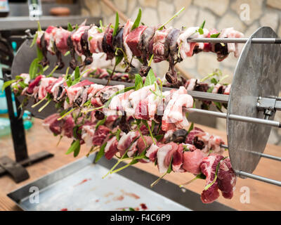 Gli uccelli allo spiedo con carne, pancetta e salvia pronti per la tostatura Foto Stock