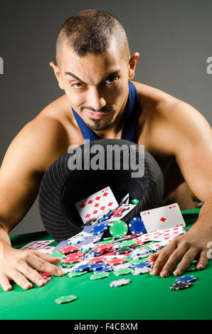 Uomo di bere e giocare nel casinò Foto Stock