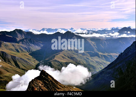 Panorama delle Alpi nelle prime ore del mattino, cime oltre le nuvole, vista da La Meije, regione dell'Écrins, alpi, Francia Foto Stock