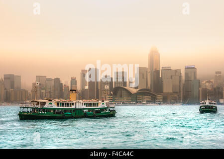 HONG KONG - MARZO 15: Victoria Harbour su Marzo 15, 2013 a Hong Kong. La nave di crociera 'Shining Star' partì da Ocean Terminal un Foto Stock