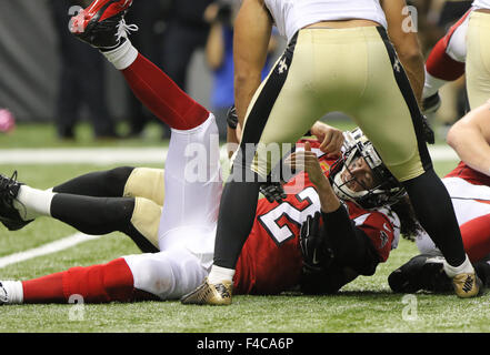 New Orleans, Louisiana, Stati Uniti d'America. 15 ottobre, 2015. Atlanta Falcons' quarterback Matt Ryan è scaked da New Orleans Saints presso la Mercedes-Benz Superdome di New Orleans, in Louisiana il 15 ottobre 2015. I Santi battere i falchi 31-21. Credito: Dan Anderson/ZUMA filo/Alamy Live News Foto Stock