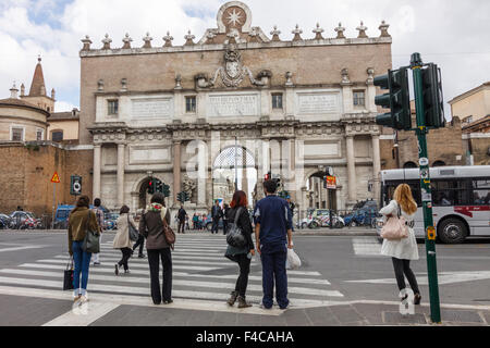 Le persone accanto alla Porta del Popolo come visto dal Piazzale Flaminio all'altro lato di Piazza del Popolo, Roma, Italia Foto Stock