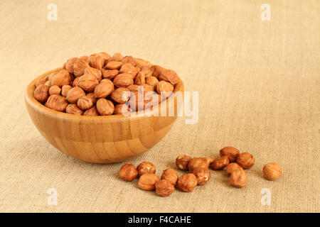 Le nocciole in bambù ciotola sul panno di lino. Foto Stock