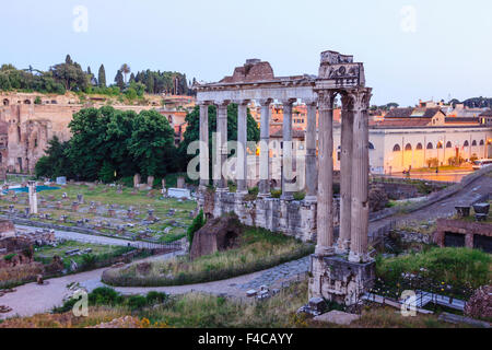 Portico di Consentes al crepuscolo. Foro Romano, Roma, Italia Foto Stock