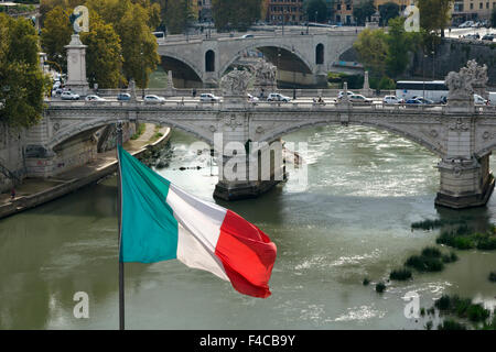 Bandiera Italiana volare sopra il fiume Tevere con il Sant'Angelo ponte,roma, Italia Foto Stock