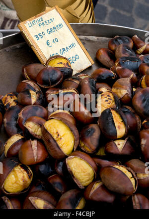 Hot Chestnut snack in vendita su strada di Roma,l'Italia,l'Europa Foto Stock