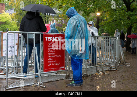 Berlino, Germania. Xvi oct, 2015. Un segno in diverse lingue legge 'termine' (appuntamenti) al di fuori dell'ufficio statale per la salute e le questioni sociali (LaGeSo), Berlino, Germania, 16 ottobre 2015. I rifugiati aspettare qui per ricevere assistenza finanziaria e di essere trasportati in un nuovo centro di registrazione a Bundesallee. Foto: PAOLO ZINKEN/DPA/Alamy Live News Foto Stock