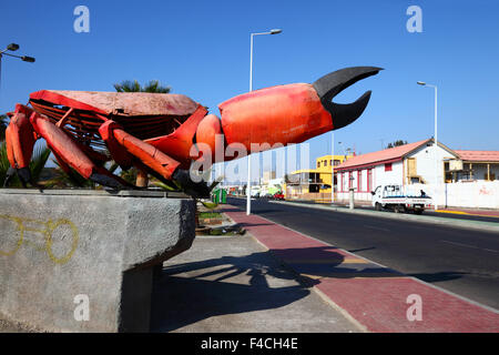 Metallo gigante scultura di granchio accanto alla strada , Mejillones , Regione II , Cile Foto Stock